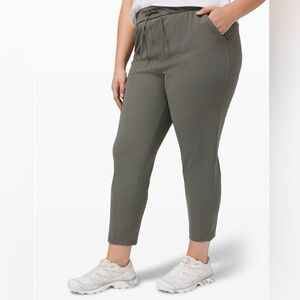 Lululemon Keep Moving Pant 7/8 High-Rise
Grey